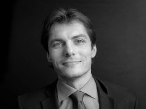 Photo en noir et blanc de Alexandre Charcosset Consultant Pôle Santé, Cosmétique et Agro-Alimentaire