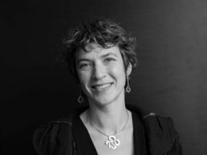 Photo en noir et blanc de Bénédicte Charrin Consultant Erdyn Atlantique