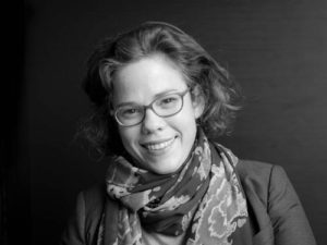 Photo en noir et blanc de Justine Deregnaucourt Responsable Erdyn Rhône-Alpes