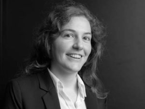 Photo en noir et blanc de Maud Huché Consultante Pôle Industrie et Développement Durable