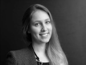 Photo en noir et blanc de Rima Helou Consultante Pôle Financement Européen