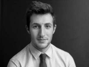 Photo en noir et blanc de Romain Durand Responsable Web Marketing Junior