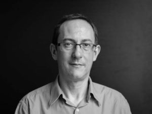 Photo en noir et blanc de Stéphane Boudin Responsable Pôle Industrie et Développement Durable