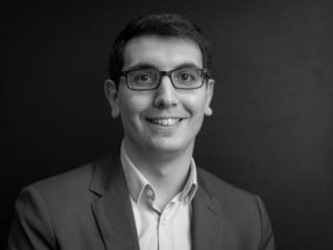 Photo en noir et blanc de Thomas Courivaud Consultant Pôle Santé, Cosmétique et Agro-Alimentaire