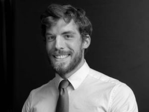 Photo en noir et blanc de Timothée Esteva Consultant Erdyn Rhône-Alpe