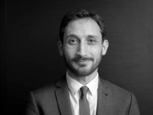 Photo en noir et blanc de Vincent Gleize Consultant Pôle Santé, Cosmétique et Agro-Alimentaire