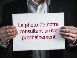 Personne tenant une pancarte disant que la photo du consultant arrive prochainement